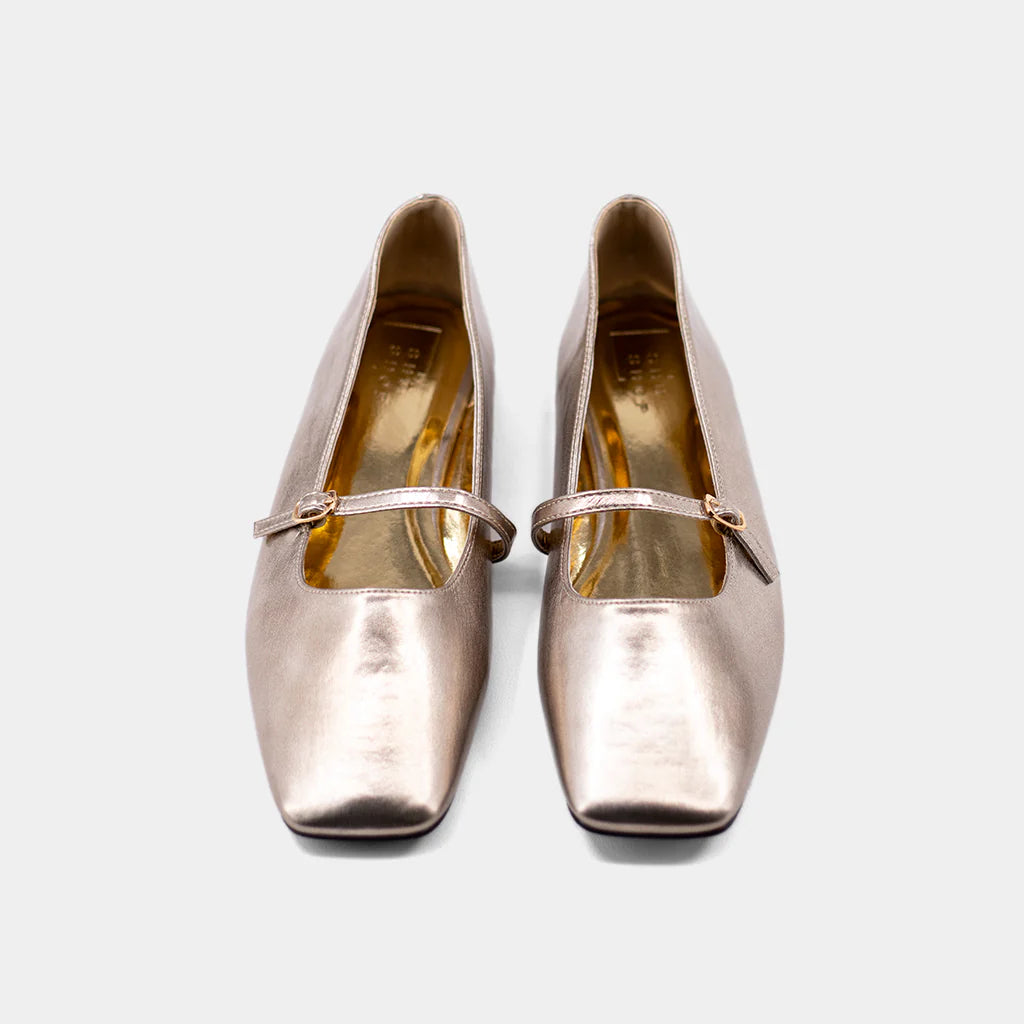 Adele Flat